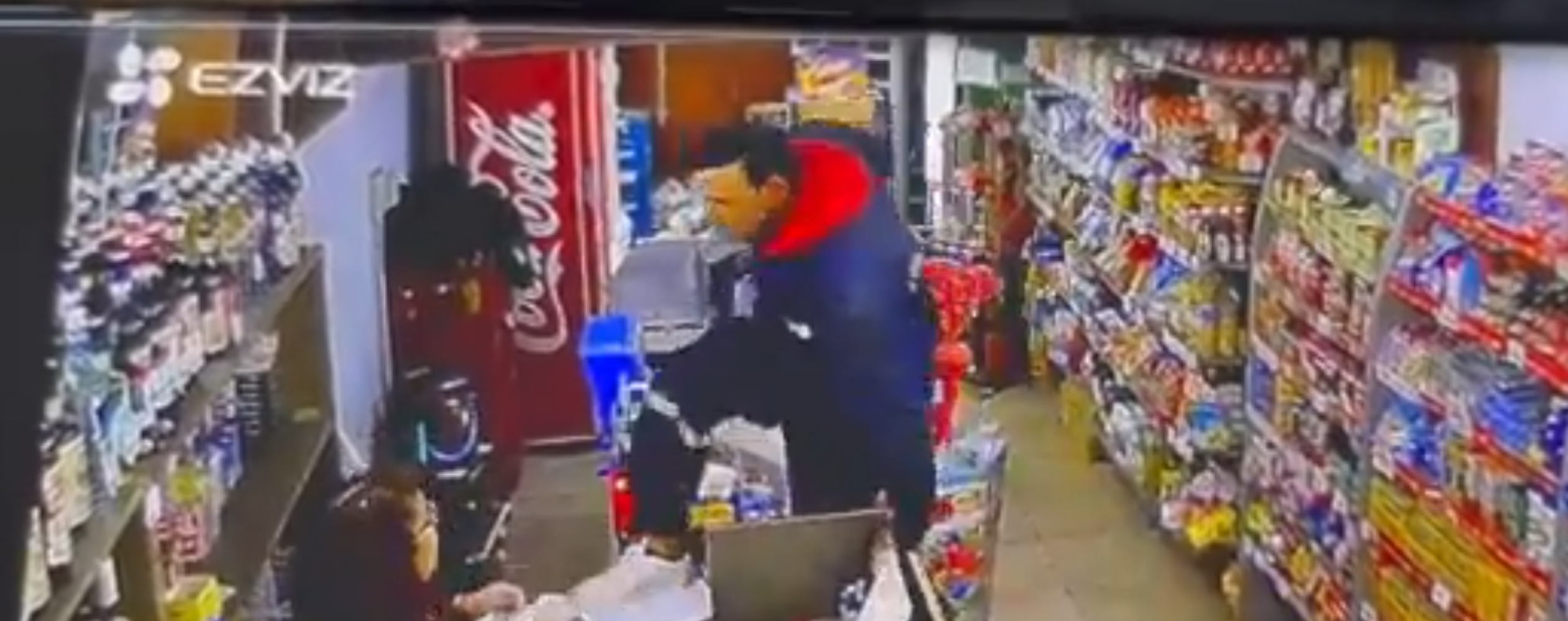 Un ladrón golpeó a una mujer para robar un kiosco